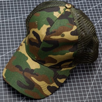 Casquette camo Woodland avec passage queue de cheval