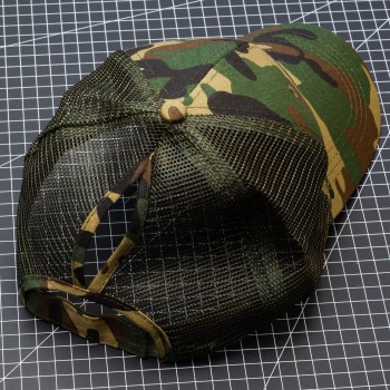 Casquette camo Woodland avec passage queue de cheval